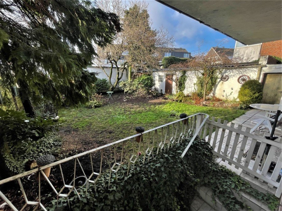 (16) Ein erster Blick in den r�ckw�rtigen Garten der Liegenschaft Mehrfamilienhaus Bottrop / Fuhlenbrock