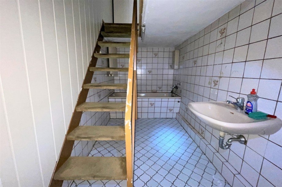 (40) Im Abgangsbereich befindet sich das Badezimmer dieser Wohneinheit Zweifamilienhaus Bottrop / Batenbrock