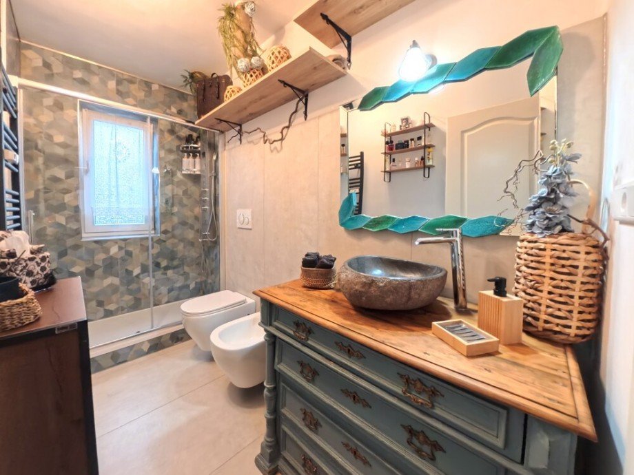 (13) Neben dem Schlafzimmer befindet sich das moderne Duschbad Etagenwohnung Bottrop / Stadtmitte