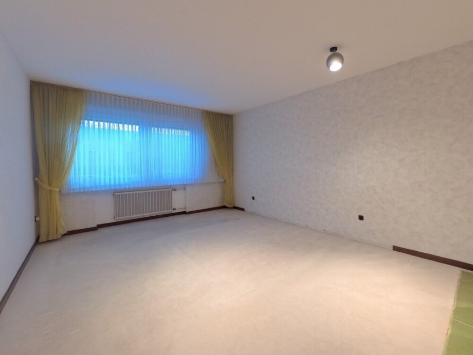 (23) Hier ein Blick in einen benachbarten Schlafraum auf der Geb�udevorderseite Reihenendhaus Bottrop / Stadtmitte