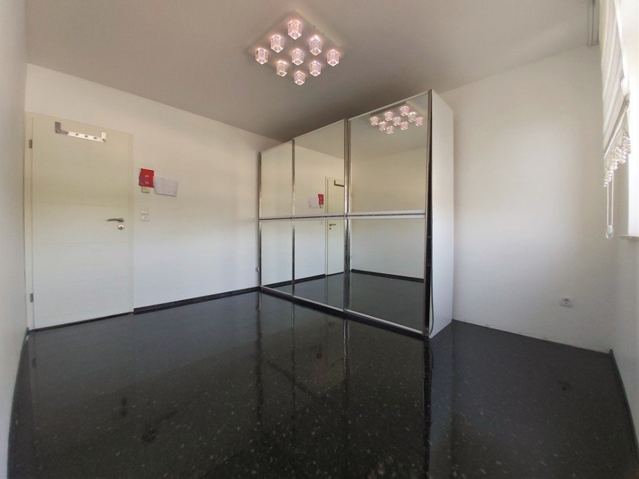 (9) Eine weitere Impression aus dem hellen Schlafzimmer Etagenwohnung Bottrop / Ebel