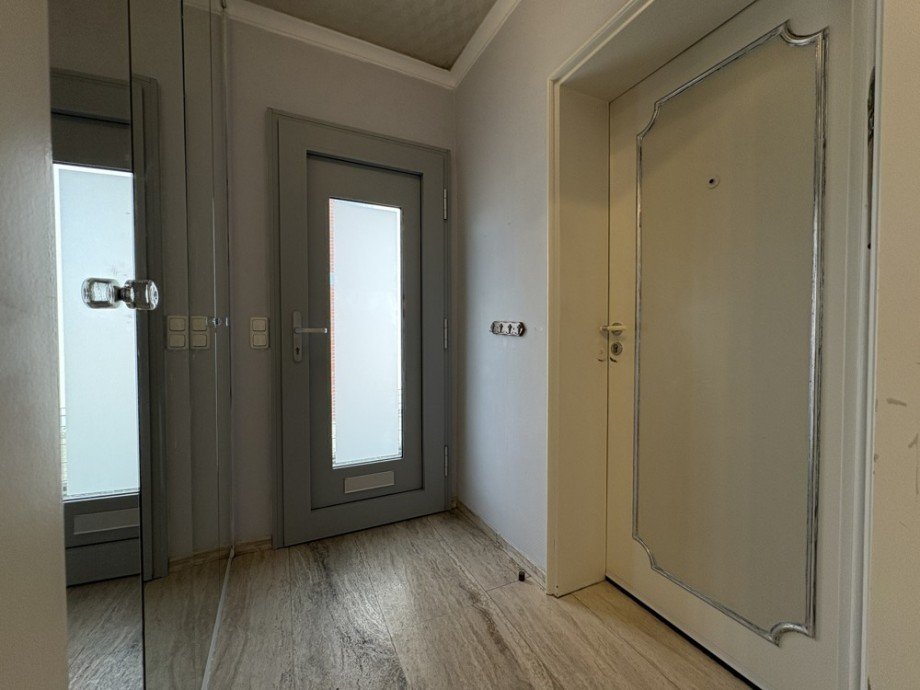 (5) Im Eingangsbereich befindet sich ein weiterer Zugang in das gemeinschaftliche Treppenhaus Erdgeschosswohnung Bottrop / Eigen