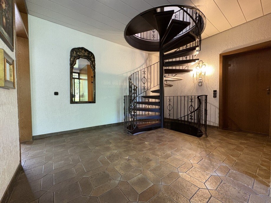 (7) Rechts befindet sich der Zugang in die B�rofl�che und links neben dem Treppenaufgang der K�chenzugang Einfamilienhaus Bottrop / Grafenwald