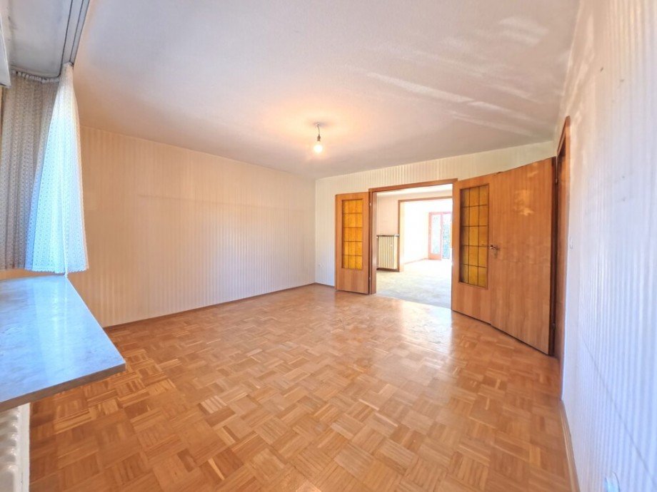 (6) Zun�chst betreten Sie das helle und ger�umige Wohnzimmer Reihenmittelhaus Oberhausen / Osterfeld-Ost