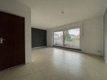 (14) Das Wohnzimmer mit Blick in Richtung des Balkonzuganges *VERKAUFT*