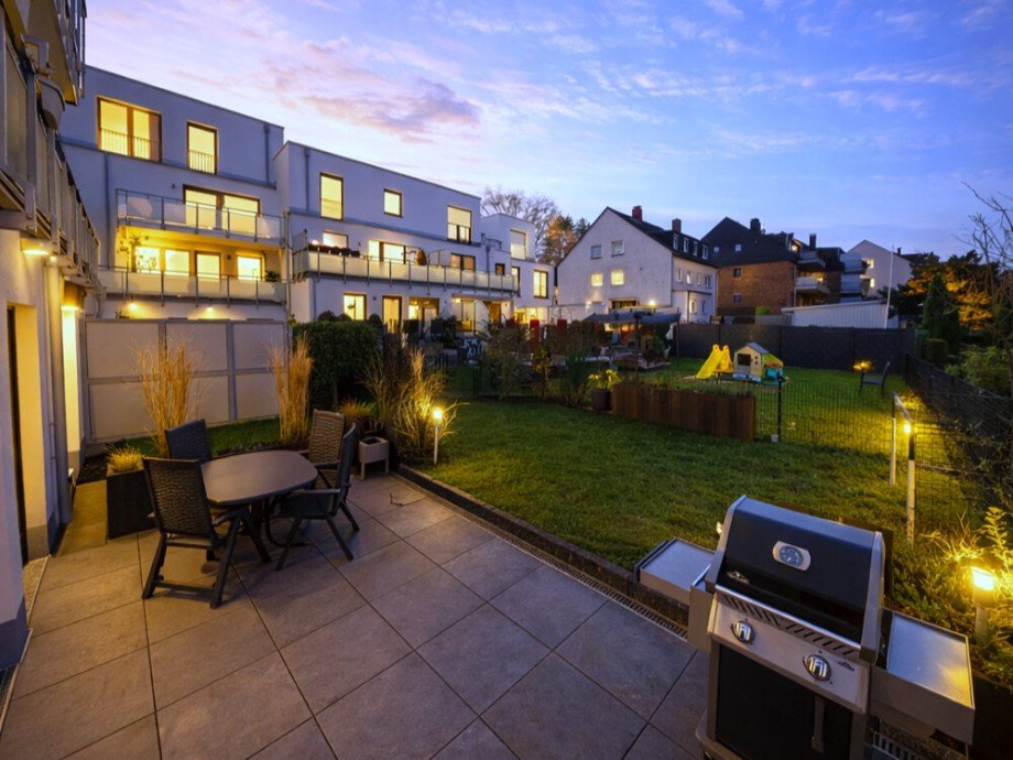 (20) Hier eine erste Impression von der Terrasse und den Gartenfl�chen Erdgeschosswohnung Bottrop / Fuhlenbrock