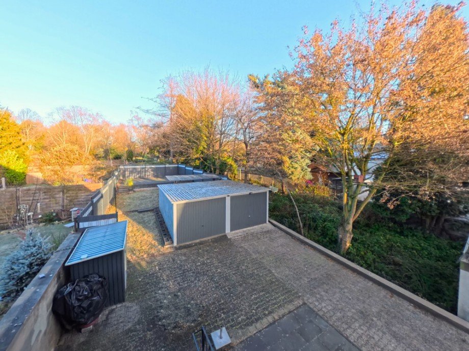 (19) Der Ausblick aus dem Obergeschoss auf das r�ckw�rtige Grundst�ck Zweifamilienhaus Bottrop / Stadtmitte