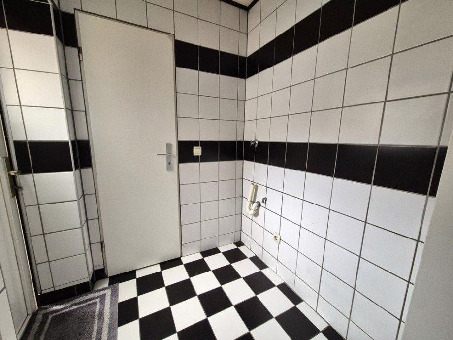 (9) Dieser Fluebereich f�hrt Sie zum angrenzenden Badezimmer sowie in den Garten Reihenmittelhaus Oberhausen / Sterkrade-Mitte