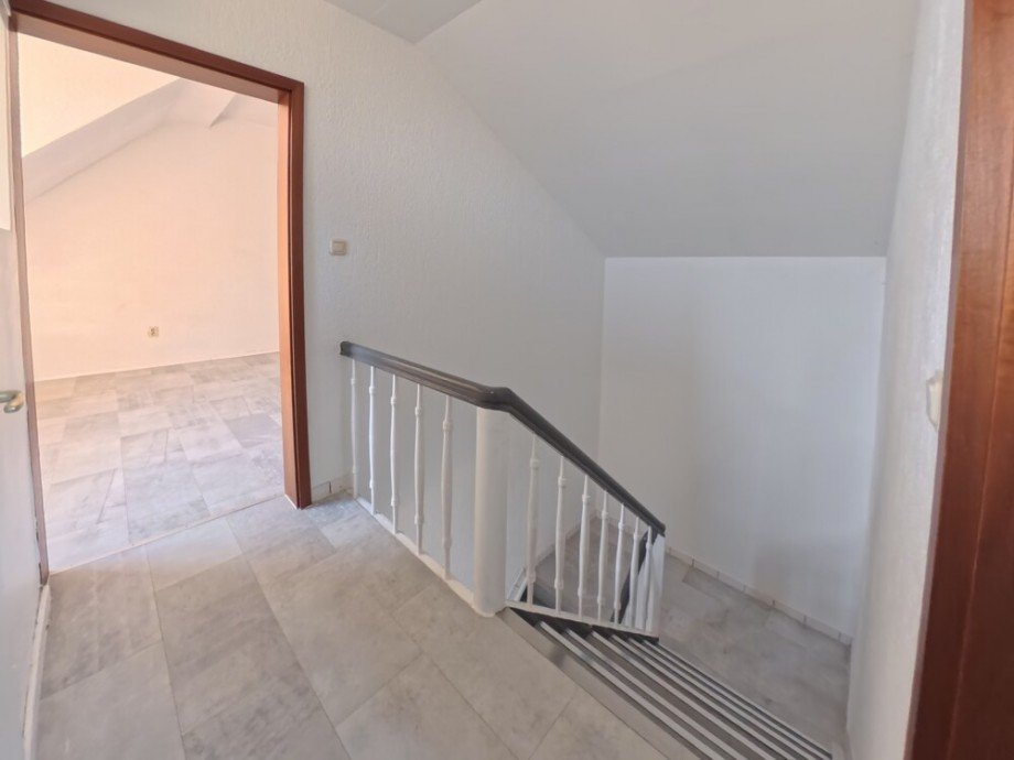 (16) Im Obergeschoss befinden sich zwei separate Schlafr�ume sowie ein weiteres WC Zweifamilienhaus Bottrop / Stadtmitte