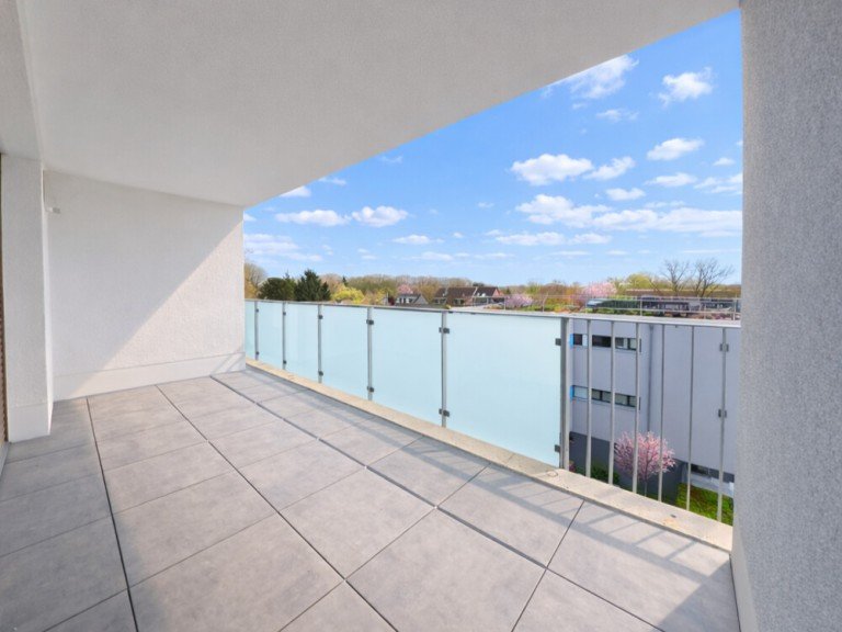 (12) Eine erste Impression der �u�erst ger�umigen Loggia Oberhausen / Klosterhardt-Nord - Nord Etagenwohnung iTH: Eleganz trifft Effizienz: Hochwertiger Neubau in OB u.a. mit S�dloggia & stilvollem Wohngef�hl