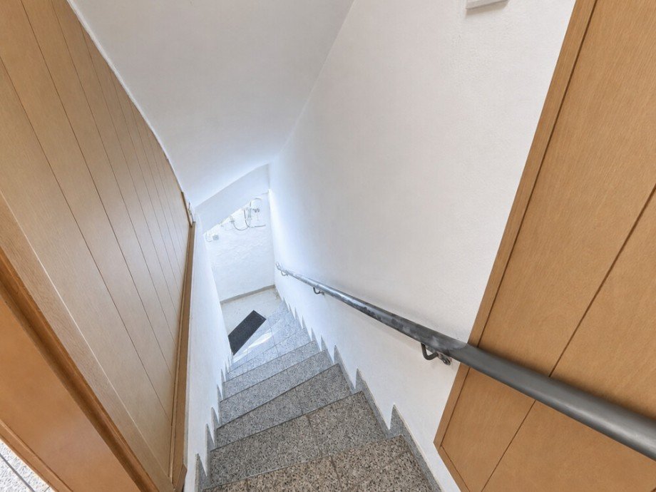 (25) Zur�ck im Erdgeschoss blicken wir nun in den Kellerabgang gegen�ber der K�che Reihenmittelhaus Bottrop / Batenbrock