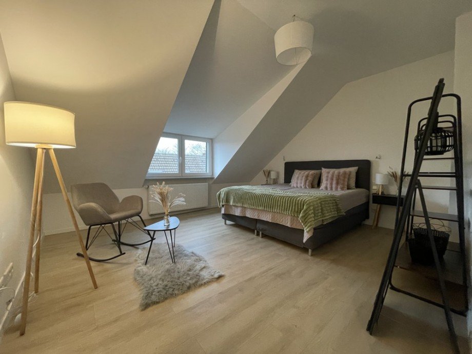 (15) Auf der gegen�berliegenden Seite betreten wir nun das zuk�nftige Schlafzimmer Dachgeschosswohnung Oberhausen / Sterkrade-Mitte