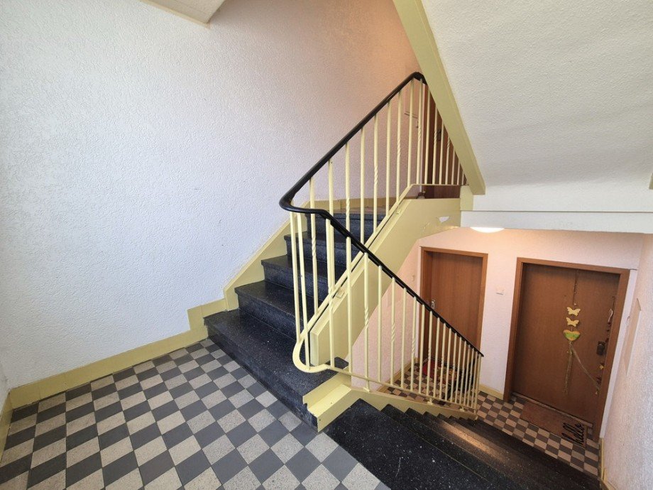 (4) Das helle Treppenhaus f�hrt Sie hinauf zum Wohnungseingang im ersten Obergeschoss Etagenwohnung Bottrop / Fuhlenbrock