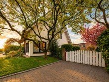 (3) Entlang beider Giebelseiten f�hrt eine PKW Zufahrt zum Hofgeb�ude iTH: Mehr als ein Zuhause - Immobilienensemble in Bottrop f�r Familie, Ideen & neue Lebenskonzepte!