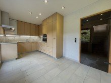 (9) Hier ein erster Einblick in die ger�umige K�che (Archivbild) *VERMIETET*