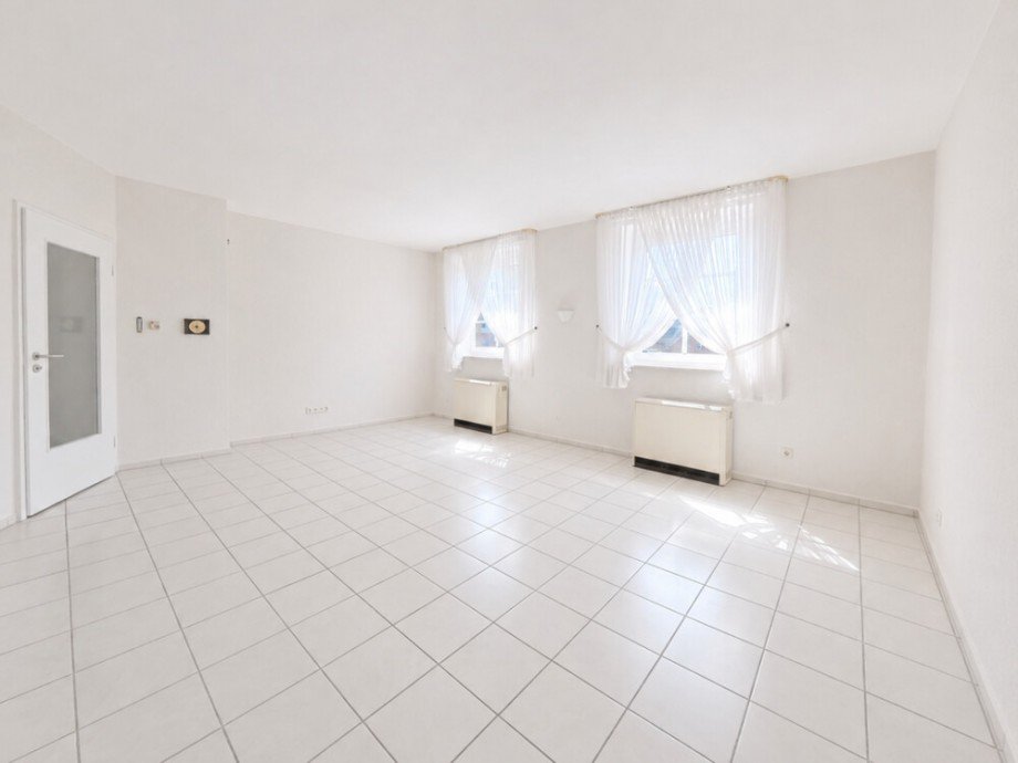 (9) Der Blick in einen der zwei Wohnr�ume auf der Geb�udevorderseite Mehrfamilienhaus Bottrop / Stadtmitte