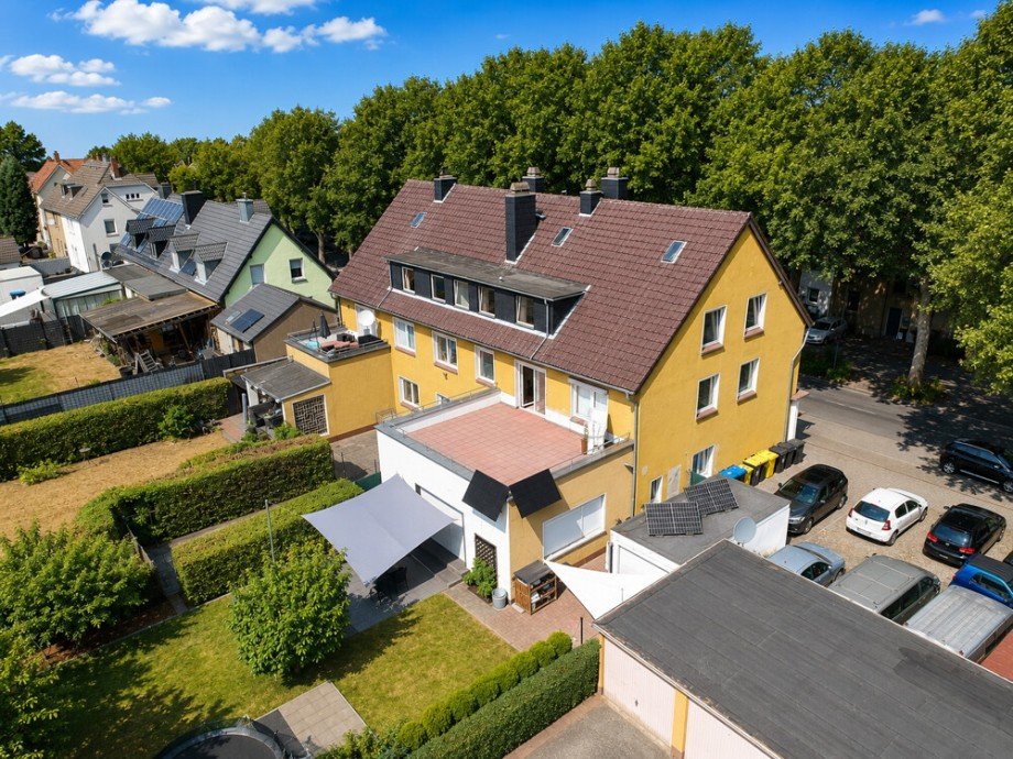 (3) Ein Blick auf die Geb�uder�ckseite aus der Vogelperspektive Mehrfamilienhaus Bottrop / Eigen