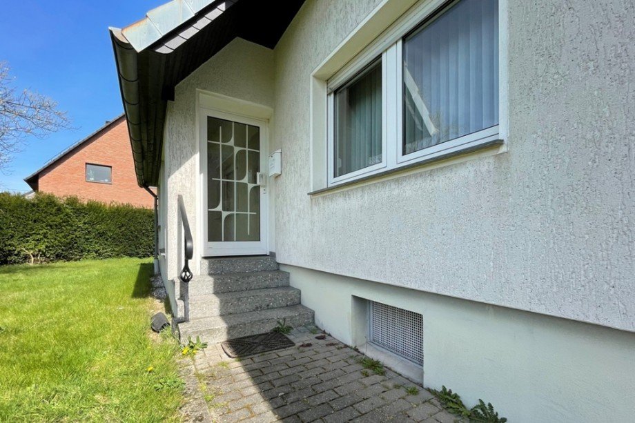 (4) Zur�ck am Hauseingang betreten wir nun das Innere der Immobilie Einfamilienhaus Bottrop / Boy