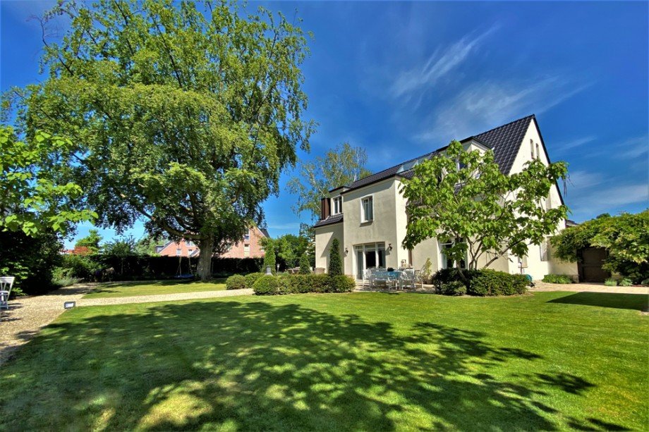 Eine sommerliche Geb�uder�ckansicht Einfamilienhaus Bottrop / Kirchhellen