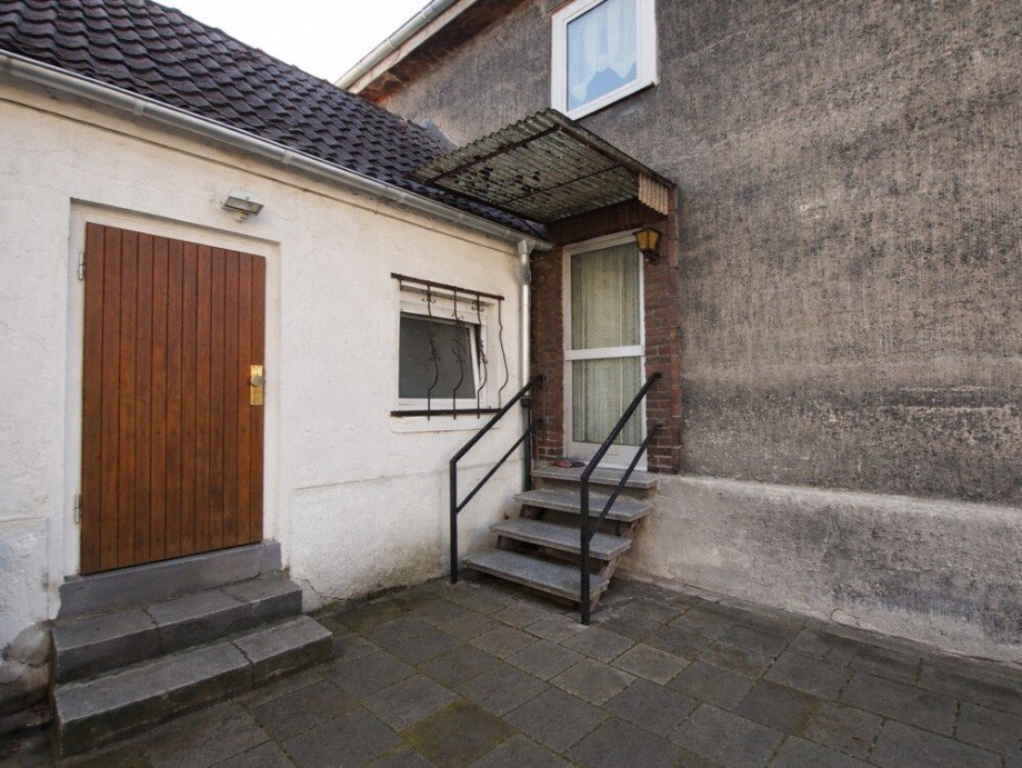 (3) Ein Blick auf den Hauseingang angrenzend an den Anbaubereich Doppelhaush�lfte Bottrop / Stadtmitte