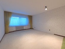 (23) Hier ein Blick in einen benachbarten Schlafraum auf der Geb�udevorderseite *VERKAUFT*