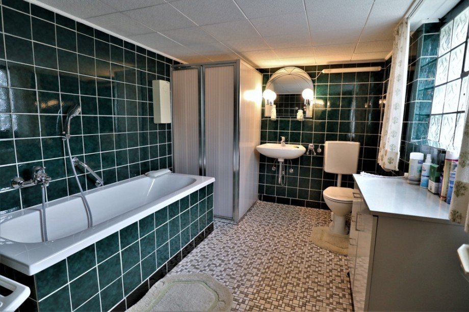 (18) Hier ein Einblick in das Hauptbadezimmer im Kellergeschoss Doppelhaush�lfte Bottrop / Ebel