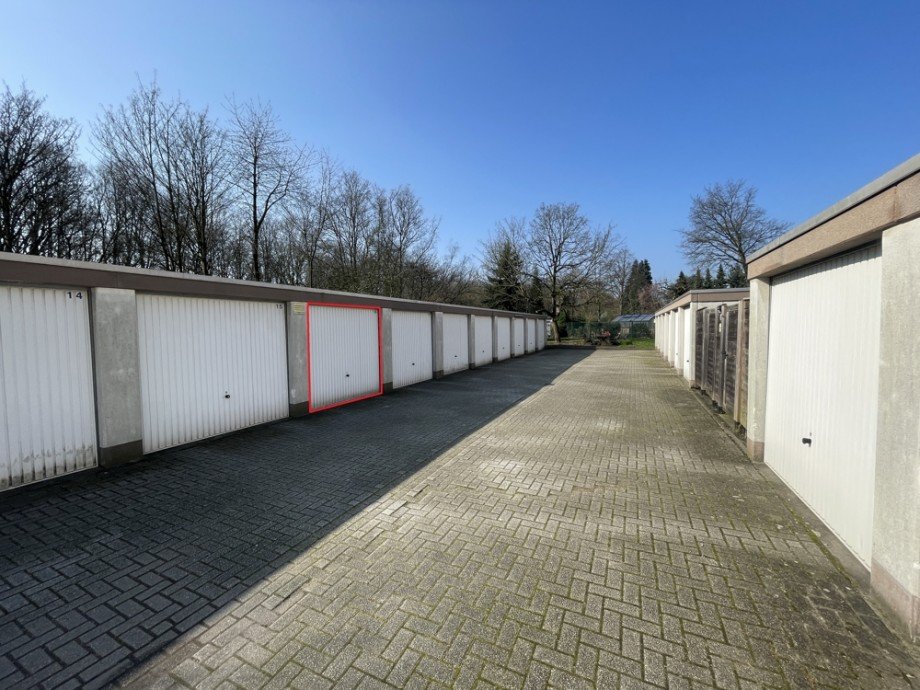 (24) Eine Impression vom Garagenhof mit Blick auf die zugeh�rige Garage Etagenwohnung Bottrop / Fuhlenbrock
