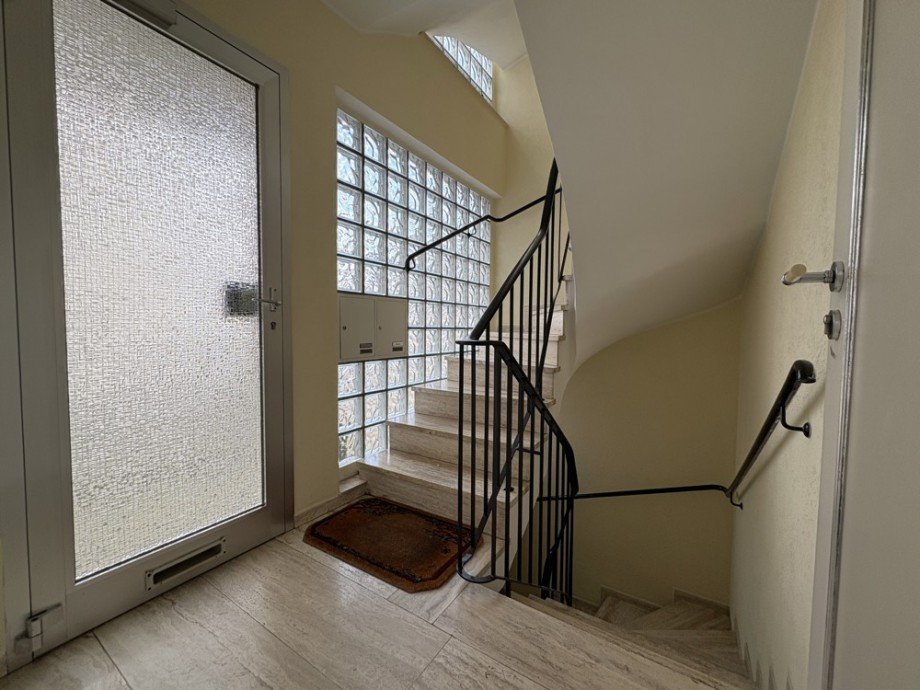 (21) Zur�ck im Geb�udeinneren befinden wir uns nun im gemeinschaftlichen Hausflur Erdgeschosswohnung Bottrop / Eigen