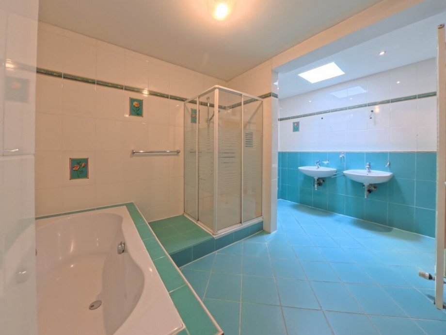 (45) Dieses verf�gt neben einer Dusche auch �ber eine Badewanne Einfamilienhaus Bottrop / Stadmitte