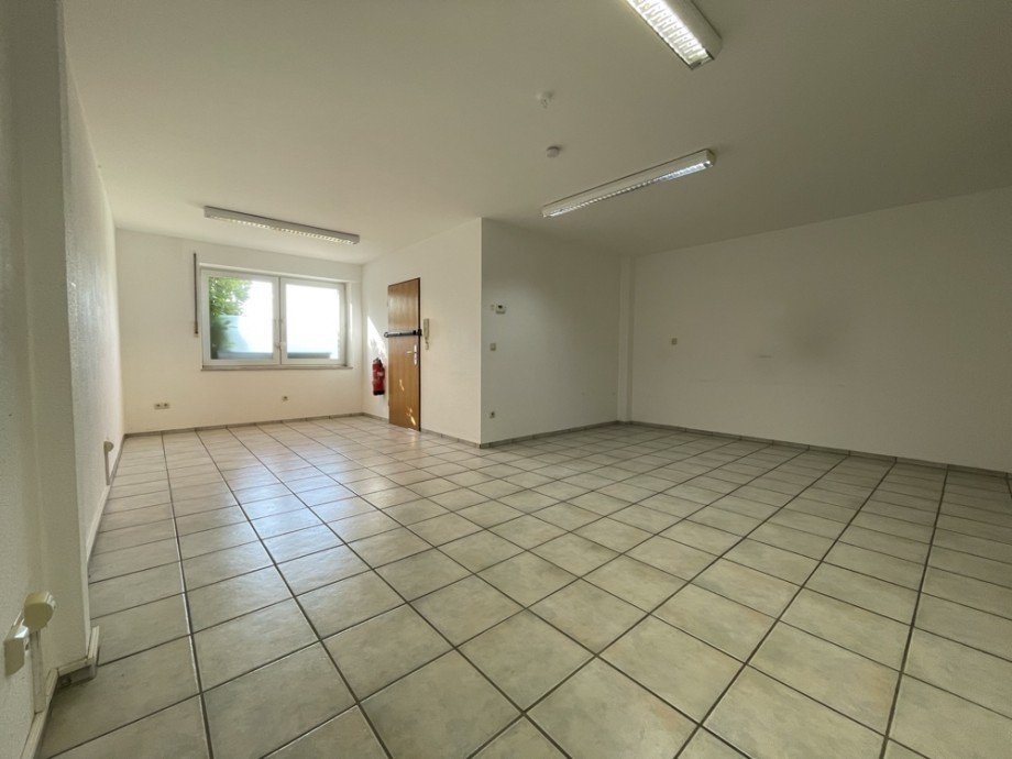 (24) Zun�chst empf�ngt uns ein ger�umiges Gemeinschaftsb�ro Halle / Lager / Produktion Bottrop