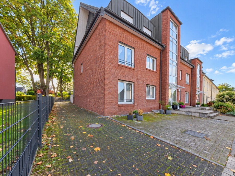 (24) Entlang der Giebelseite erreichen Sie den Garagenhof Etagenwohnung Bottrop / Batenbrock