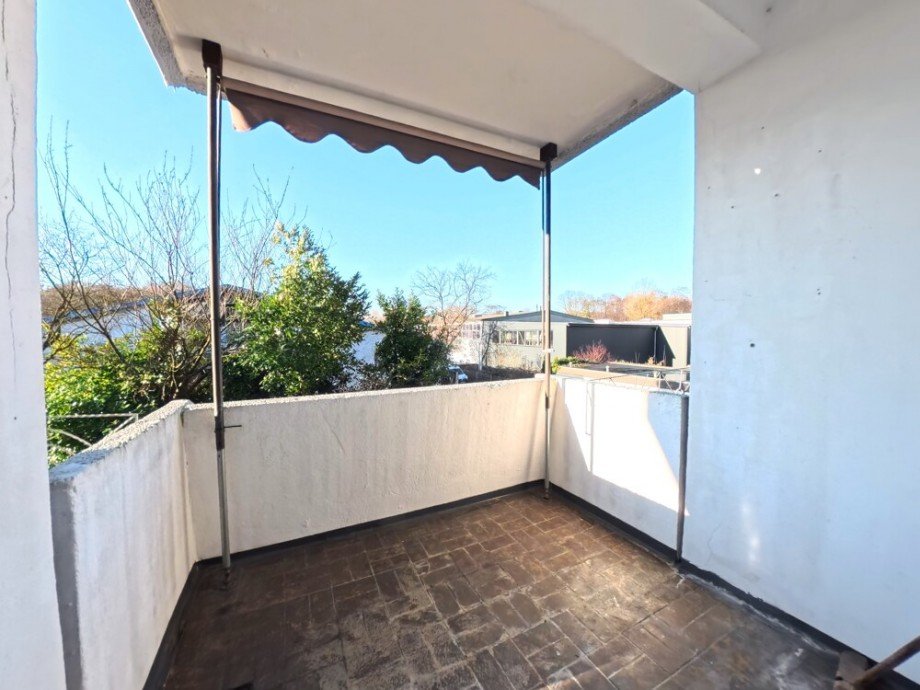 (31) Angrenzend befindet sich der Balkon der Wohnung Mehrfamilienhaus Gladbeck / Gladbeck-Brauck