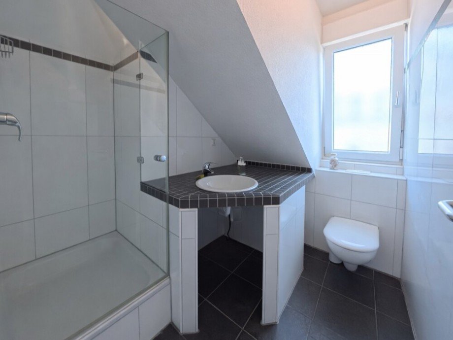 (22) Abschlie�end ein Eindruck des G�ste-WCs inkl. zweiter Dusche Dachgeschosswohnung Bottrop / Stadtmitte