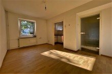 (7) Eine erste Impression aus dem Wohnzimmer mit offener Verbindung zur K�che *VERKAUFT*