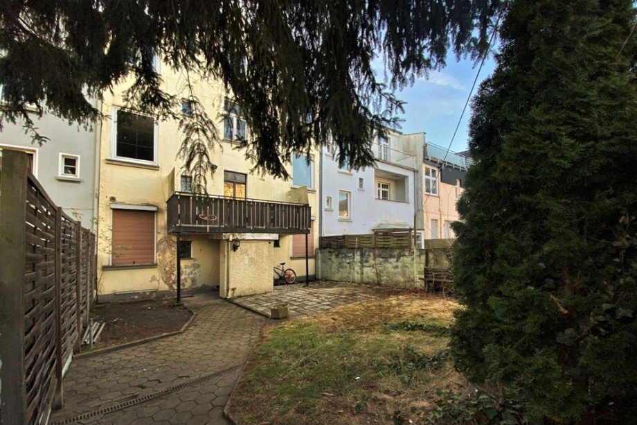 (28) Der erste Einblick in den gemeinschaftlichen Garten Mehrfamilienhaus Bottrop / Stadtmitte