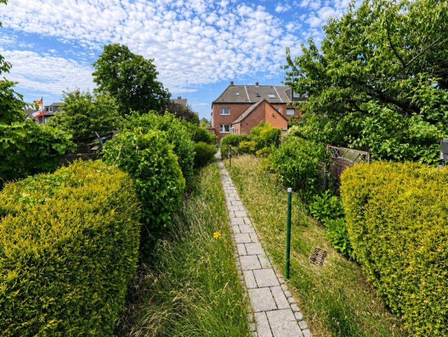 (20) Die Gartenfl�chen mit Blickrichtung zum Haus Reihenendhaus Bottrop / Stadtmitte