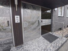 (24) Der separate Eingang zum gemeinschaftlichen Treppenhaus der Mietparteien *RESERVIERT*