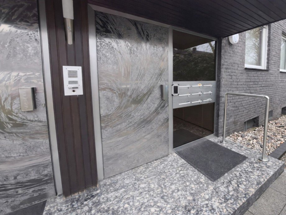 (24) Der separate Eingang zum gemeinschaftlichen Treppenhaus der Mietparteien Mehrfamilienhaus Gladbeck / Gladbeck-Brauck