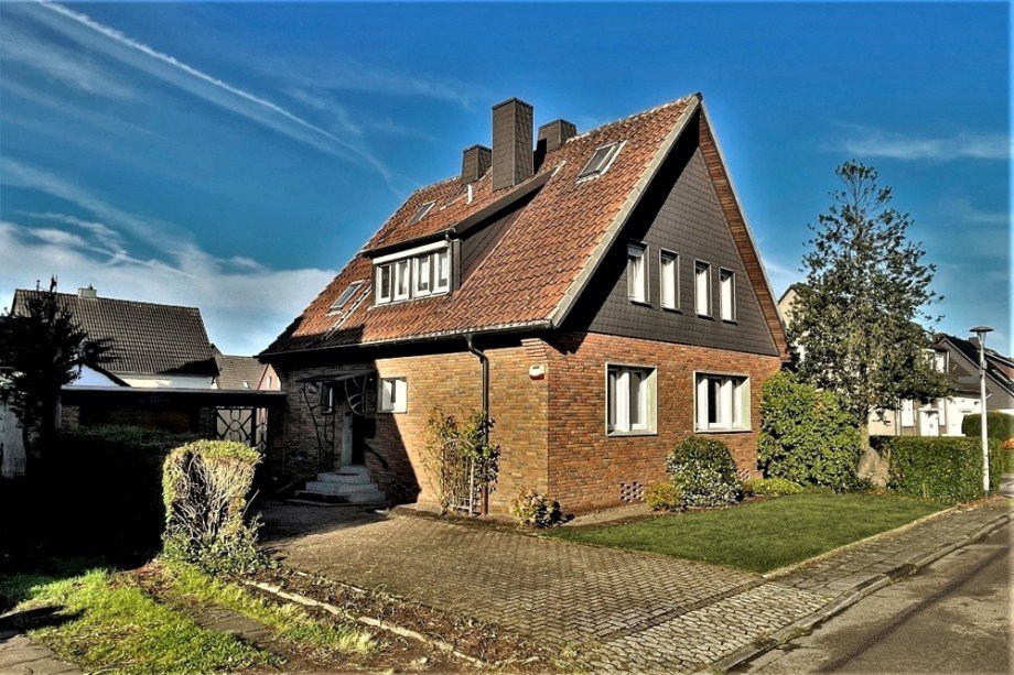 (2) Die Stra�enansicht mit Blick auf den Hauseingangsbereich und die Einfahrt Einfamilienhaus Bottrop / Batenbrock