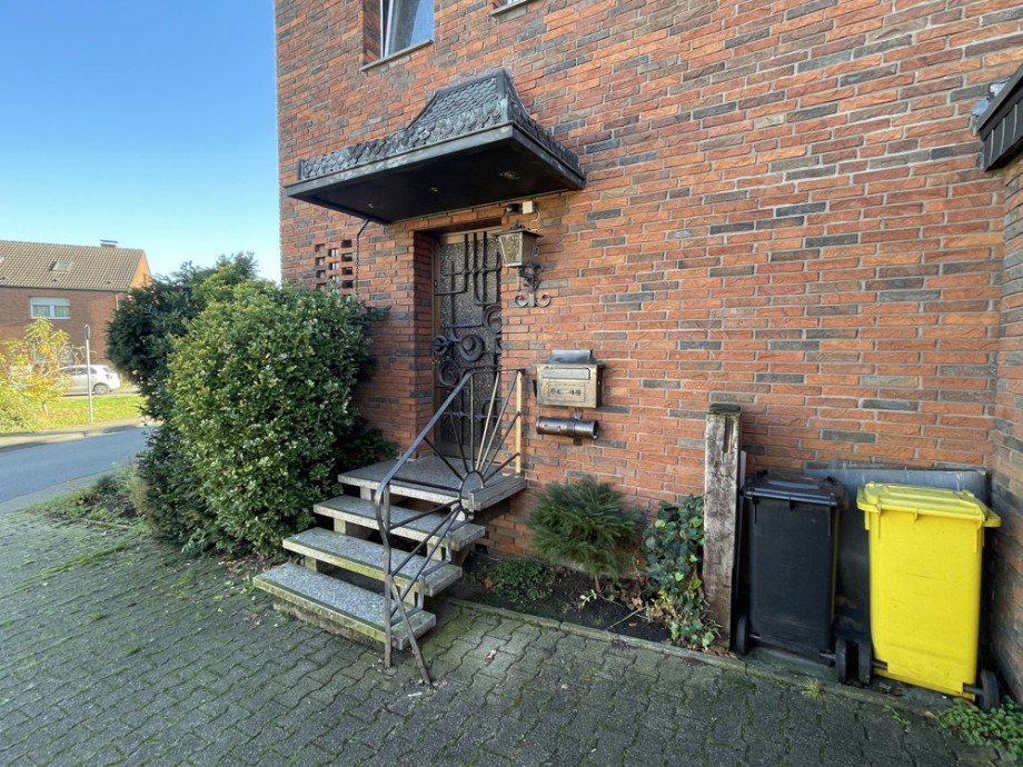 (3) Der Hauseingangsbereich aus einem anderen Blickwinkel Reihenendhaus Bottrop