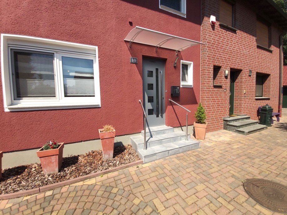 (2) Der Hauseingang befindet sich auf der Geb�udevorderseite Doppelhaush�lfte Oberhausen / Osterfeld-Ost