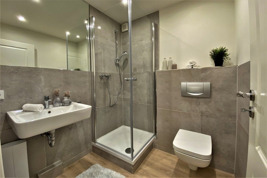 (17) Das ebenfalls modernisierte Duschbadezimmer im Souterrain Erdgeschosswohnung Bottrop / Bottrop-Vonderort