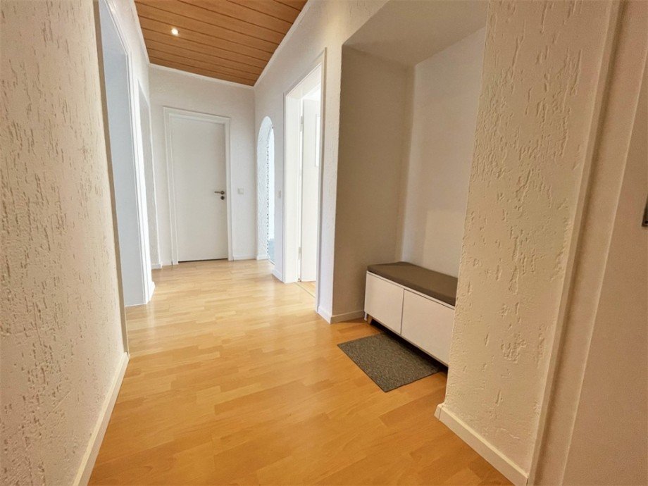 (4) Hier ein erster Einblick in den Wohnungsflur im 2. Obergeschoss Etagenwohnung Bottrop / Boy