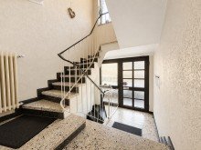 (25) Ein erster Blick in das gepflegte Treppenhaus iTH: Waldn�he, Lieblingslage und Platz f�r zwei Lebenskonzepte - willkommen in Bottrop-Vonderort!