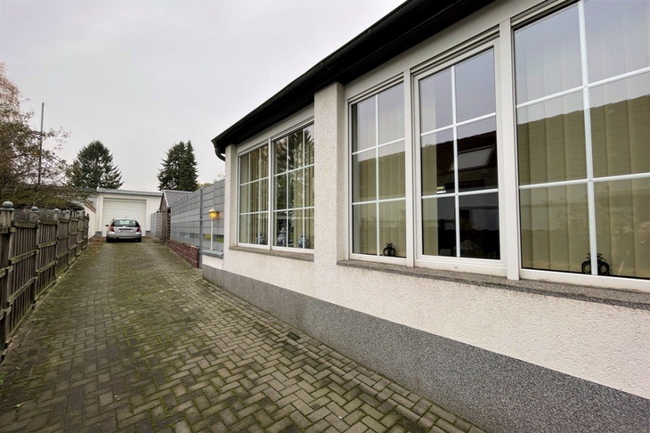 (30) Die Zufahrt zur Garage und zum hinteren Grundst�ckszugang Einfamilienhaus Bottrop / Eigen