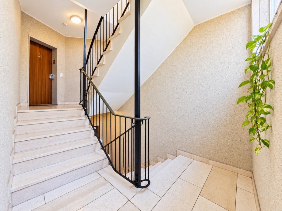 (5) Der Weg durch das gepflegte Treppenhaus Etagenwohnung Bottrop / Stadtmitte