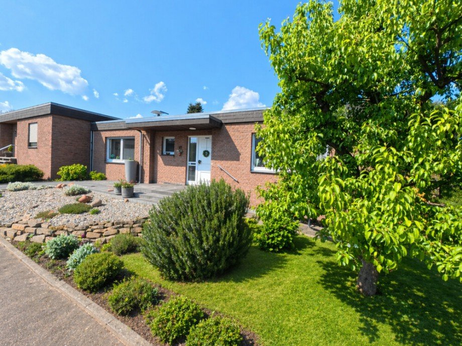 (3) Eine weitere Impression von der Geb�udefront Bungalow Bottrop / Vonderort