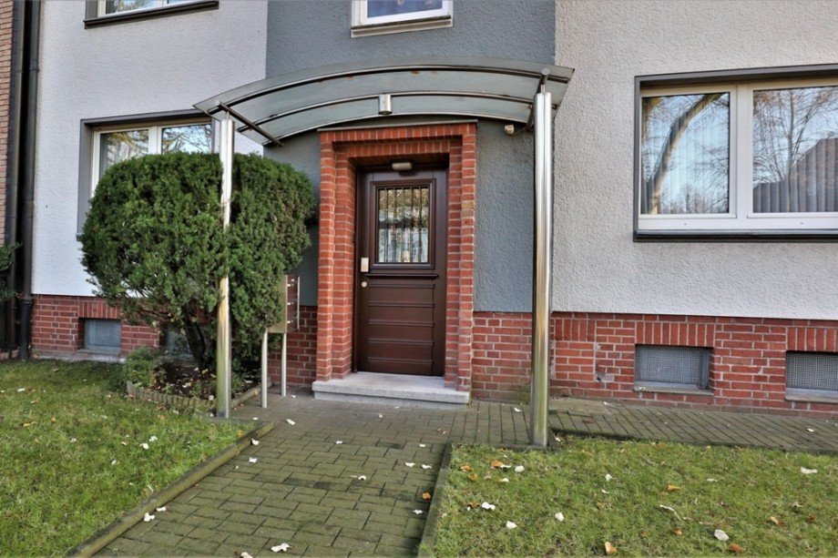 Der Hauseingangsbereich im Erdgeschoss Mehrfamilienhaus Bottrop / Stadtmitte