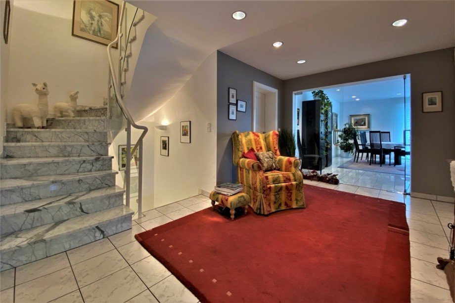 (5) Daran anschlie�end er�ffnet sich ein herrschaftlicher Eingangsbereich Zweifamilienhaus Bottrop / Eigen