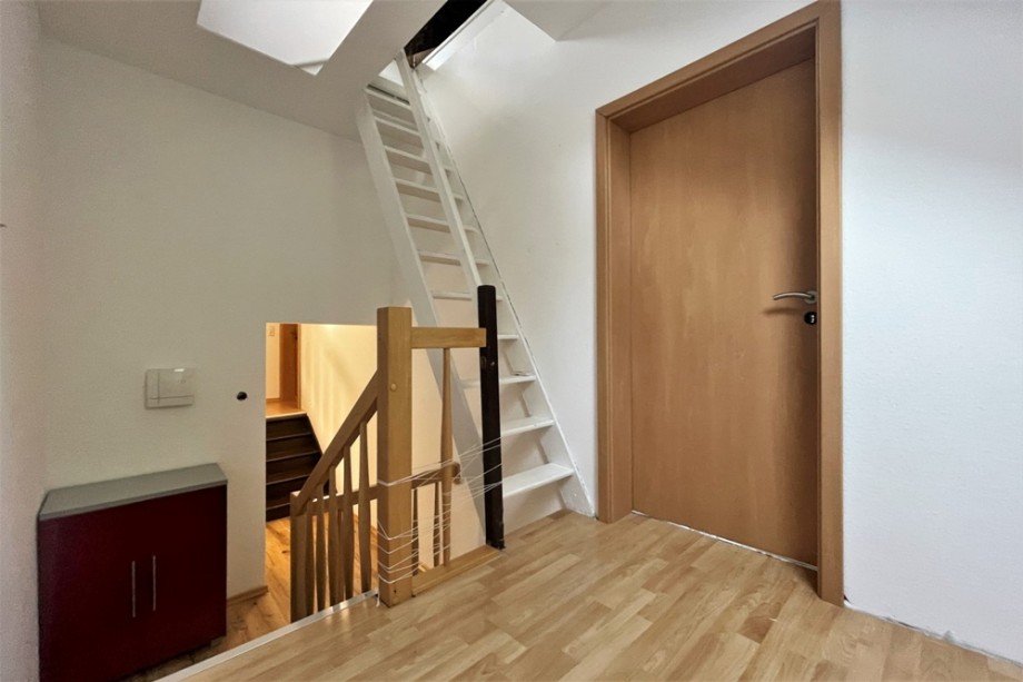 (22) Von hier aus gelangen Sie �ber diese Treppe in den Spitzboden Doppelhaush�lfte Bottrop / Eigen